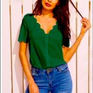 NWOT 💚 Button detail scallop edge top 💚